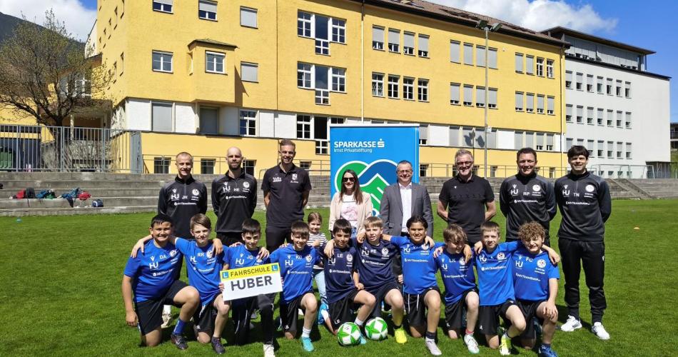 Trainingsbekleidung KickIT mit Sponsoren und Partnern