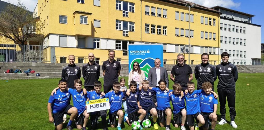 Trainingsbekleidung KickIT mit Sponsoren und Partnern